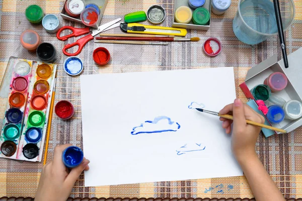 Девушка Рисует Акварельные Голубые Облака Пустой Белой Бумаге Художественное Творение — стоковое фото
