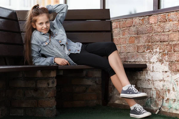 Retrato Una Hermosa Adolescente Posando Contra Una Pared Ladrillo — Foto de Stock