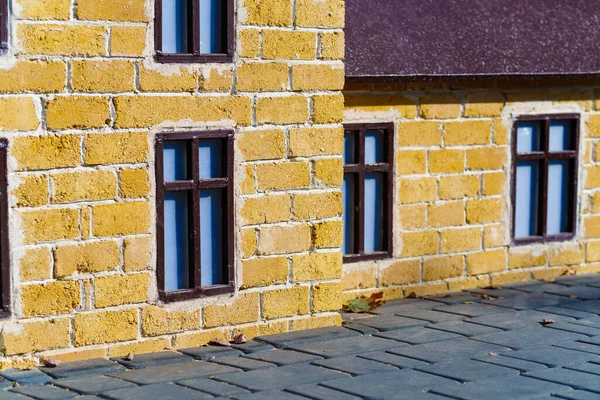 Hintergrund Aus Miniaturhäusern Stadtpark Gelbe Backsteinmauer Und Fenster — Stockfoto