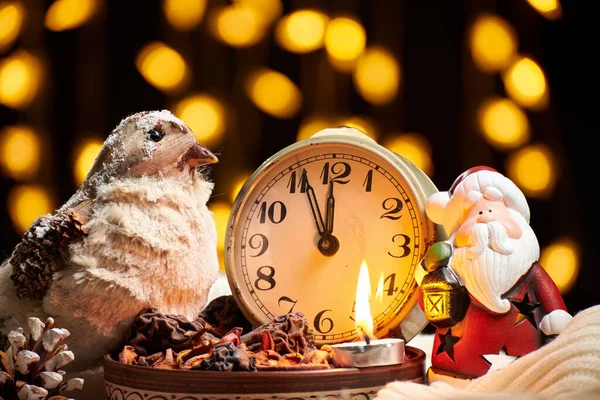 素朴なスタイルと休日のライトの背景でクリスマスの装飾 暗い背景での静物 ぬいぐるみの鳥や他の人 — ストック写真