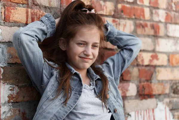 Porträtt Vacker Tonåring Som Poserar Mot Tegelvägg — Stockfoto