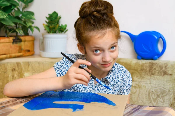 Una Chica Dibujando Cartulina Azul Gouache Creación Artística Casa Hace — Foto de Stock