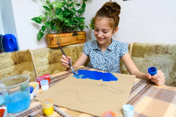 Una Chica Dibujando Cartulina Azul Gouache Creación Artística Casa Hace — Foto de Stock