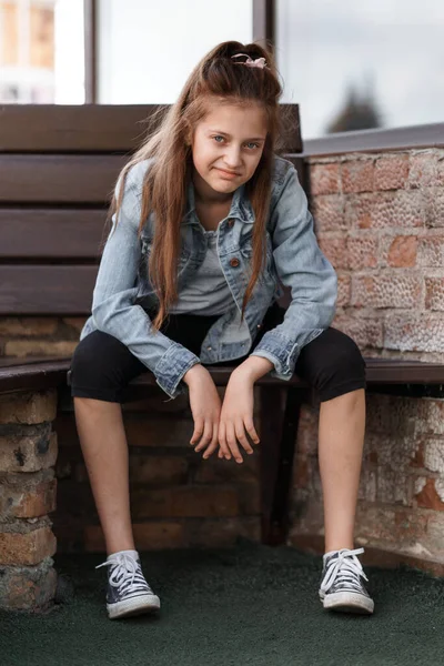 Portret Van Een Mooie Tiener Meisje Poseren Tegen Een Bakstenen — Stockfoto