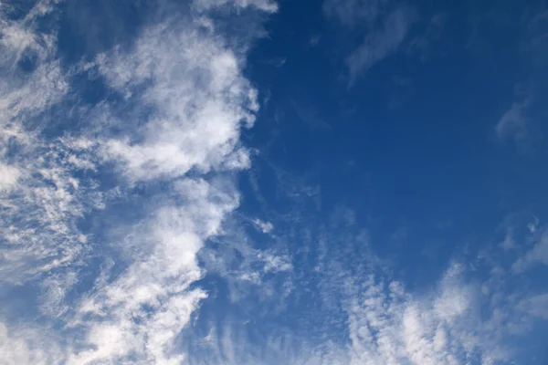 Heldere Lucht Gedurende Dag Mooie Wolken Als Achtergrond — Stockfoto