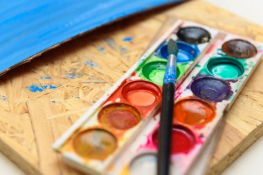suluboya boyalar ve kağıt kapakları çizim için, sanatsal yaratım için evde, yaratıcı sanat çalışmaları için çalışma alanı