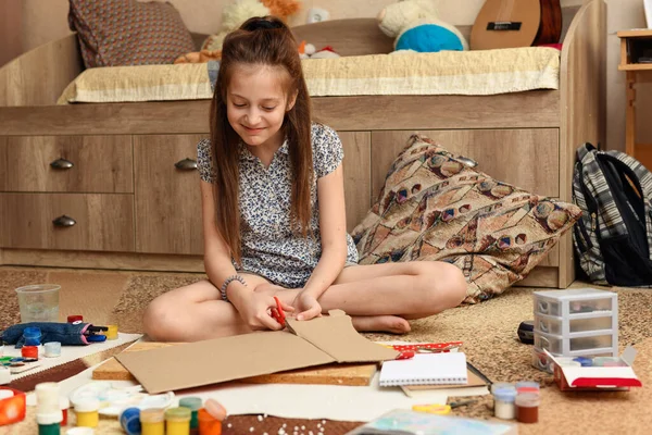 Dziewczyna Rysuje Domu Twórczość Artystyczna Tworzy Kreatywne Dzieła Sztuki Papieru — Zdjęcie stockowe
