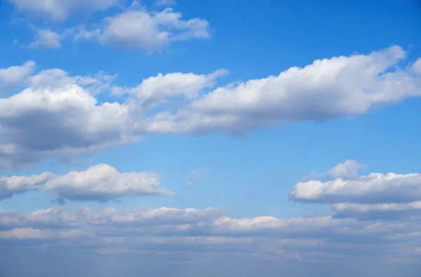 日中の背景としての空と雲明るく美しい — ストック写真