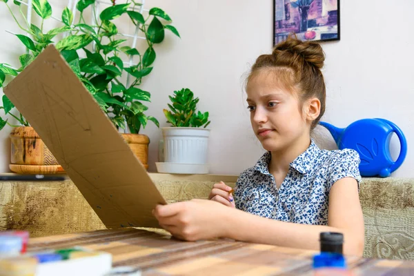 Una Chica Dibujando Cartulina Azul Gouache Creación Artística Casa Hace — Foto de Stock