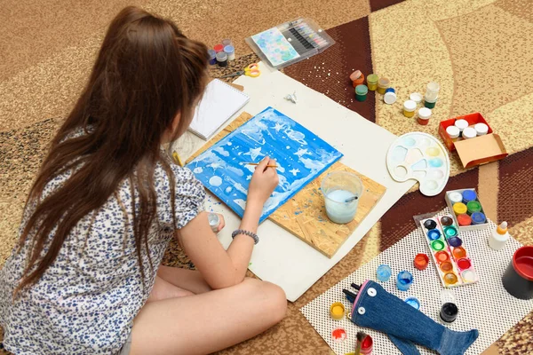 Girl Draws Home Artistic Creation Makes Creative Artwork Paper Paints — Stock Photo, Image