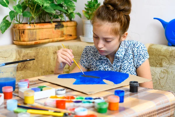 Una Chica Dibujando Cartulina Azul Gouache Creación Artística Casa Hace — Foto de Stock