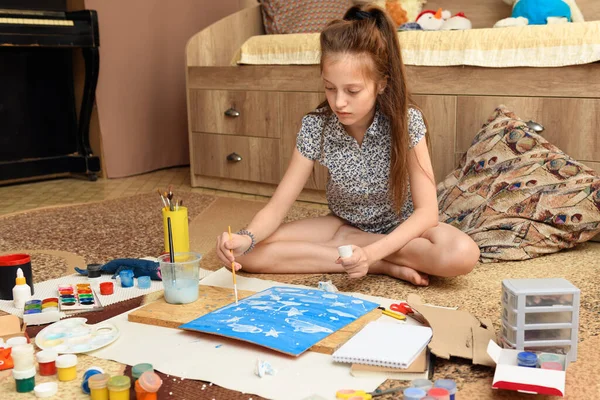 Dziewczyna Rysuje Domu Twórczość Artystyczna Tworzy Kreatywne Dzieła Sztuki Papieru — Zdjęcie stockowe