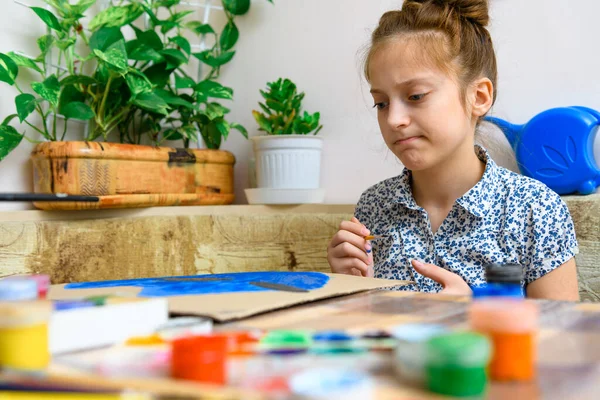 Una Chica Dibujando Cartulina Azul Gouache Creación Artística Casa Hace — Foto de Stock