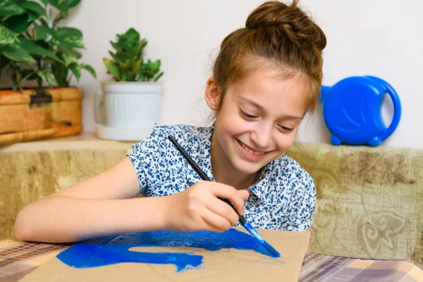 Una Chica Dibujando Cartulina Azul Gouache Creación Artística Casa Hace — Foto de Stock