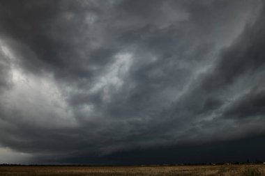 Fırtınalı bulutları olan güzel, karanlık, dramatik gökyüzü 