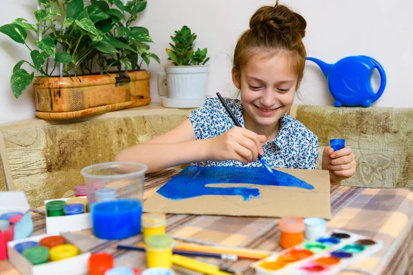 Una Chica Dibujando Cartulina Azul Gouache Creación Artística Casa Hace — Foto de Stock