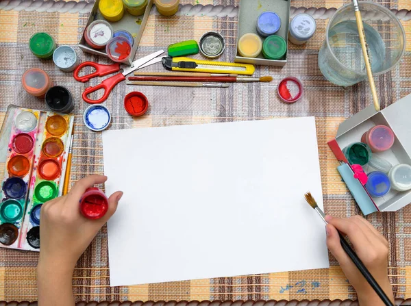 Uma Menina Desenhando Aquarela Papel Branco Branco Criação Artística Casa — Fotografia de Stock