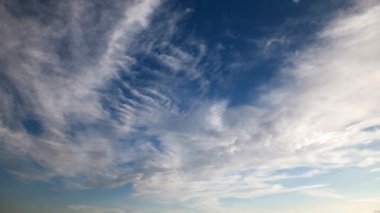 Fırtınalı bulutlarla dolu güzel, karanlık, dramatik bir gökyüzü.