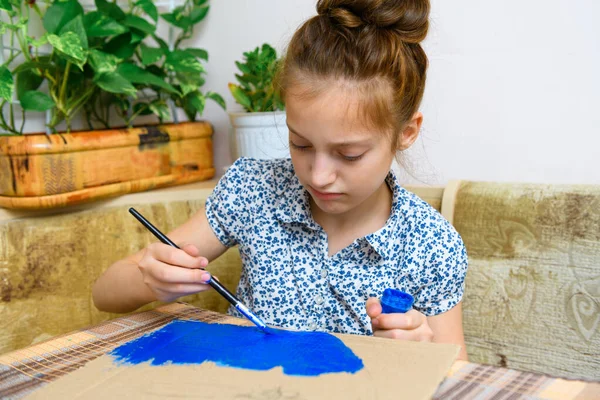Una Chica Dibujando Cartulina Azul Gouache Creación Artística Casa Hace — Foto de Stock