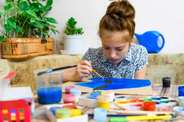 Una Chica Dibujando Cartulina Azul Gouache Creación Artística Casa Hace — Foto de Stock