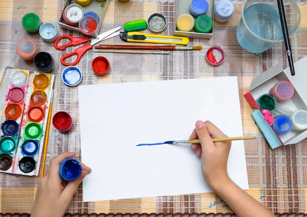 Uma Menina Desenhando Aquarela Papel Branco Branco Criação Artística Casa — Fotografia de Stock