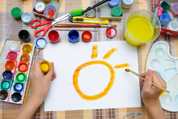 Une Fille Dessine Aquarelle Grand Soleil Souriant Sur Papier Blanc — Photo