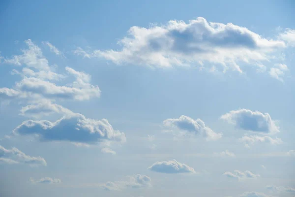 Langit Dan Awan Sebagai Latar Belakang Pada Siang Hari Cerah — Stok Foto