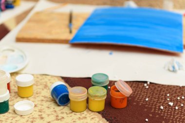 suluboya boyalar ve kağıt kapakları çizim için, sanatsal yaratım için evde, yaratıcı sanat çalışmaları için çalışma alanı