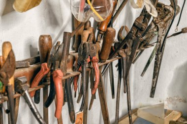 Eski ve modern ev aletlerinin çeşitliliği bir garajdaki el aletleri ve yenileme konsepti.