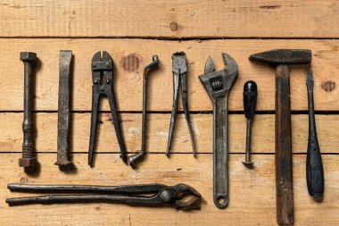 Eski tip ev aletlerinin çeşitliliği ahşap bir arka planda yaşam ve tamir konsepti.