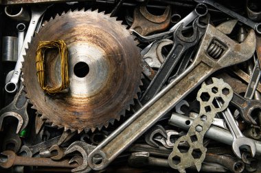 Tahta bir kutuda eski anahtarlar, DIY için el aletleri ve onarım