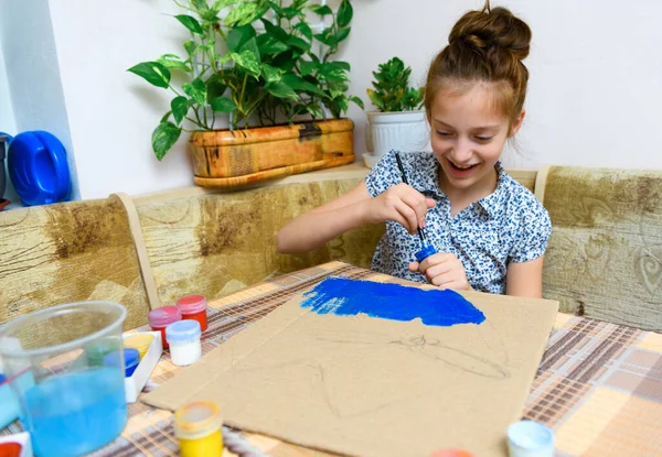 Una Chica Dibujando Cartulina Azul Gouache Creación Artística Casa Hace — Foto de Stock