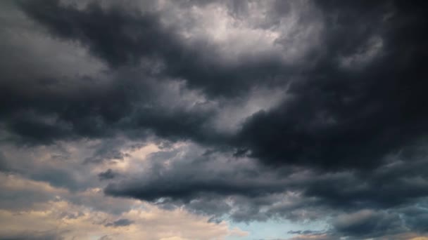 嵐の雲の時間経過とともに美しい暗い劇的な空 — ストック動画