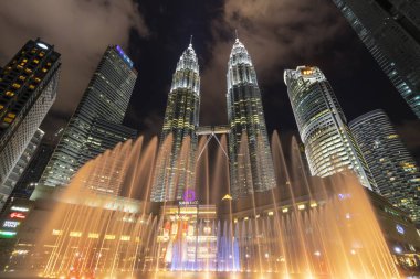 Kuala Lumpur, Malezya, 13 Şubat 2018: Çok renkli müzik çeşme üzerinde Petronas kule Kuala Lumpur, Malezya
