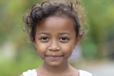 Kuala Woh, Malezya, 22 Şubat 2018: Gülümseyen bir tatlı küçük kız, Kuala Woh, Perak eyaletinin, Malezya bir Orang aslı kabile üyesi portresi