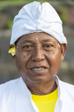 Pemuteran, Endonezya, 01 Ocak 2018: Geleneksel Udeng taç, Bali, Endonezya giyen bir Hindu Dini adam portresi