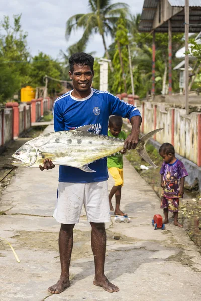 Tungu 인도네시아 2017 낚시꾼 Tungu 파푸아 인도네시아에서 물고기를 보이고 — 스톡 사진