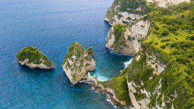 Korawa hava görünümünü plaj Nusa Penida ada, Bali, Endonezya defne ve kayalık sahil şeridi