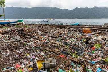 Banda Neira Island, Maluku, Endonezya kıyı şeridi boyunca korkunç çöp alanı
