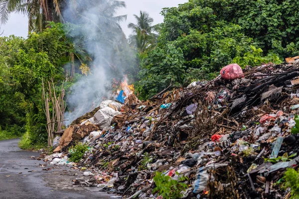 Tony Śmieci Przemysłowe Spalanie Wzdłuż Drogi Wyspie Banda Neira Indonezja — Zdjęcie stockowe