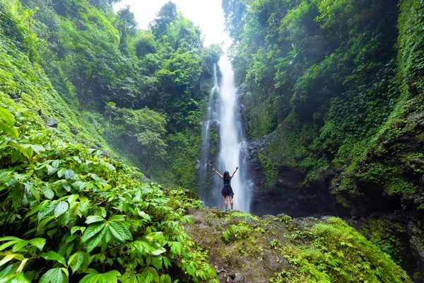 Frau Genießt Und Entspannt Vor Dem Laangan Wasserfall Munduk Wald — Stockfoto