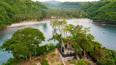 Crsytal defne kıyı şeridi ve Budist Tapınağı, Nusa Penida Adası, Endonezya ile plaj havadan görünümü
