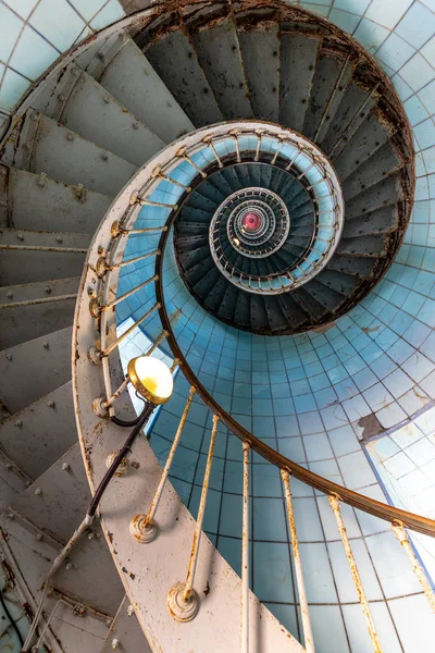 フランス シャラント海上の Coubre 灯台の古いカタツムリ階段 — ストック写真