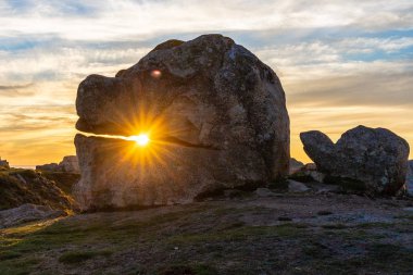Günbatımı arkasında garip bir büyük kaya taşla canavarı yüz ve kaplumbağa şekil Ushant ada, sahil şeridi üzerinde Brittany, Fransa