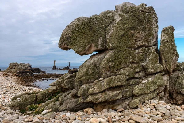 Seltsam Geformter Felsen Und Nividischer Leuchtturm Auf Der Insel Uschant — Stockfoto