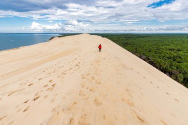 Pile (aka Pilat) dune, üst kısmında yürüyen kadın Arcachon basin, Aquitaine, Fransa