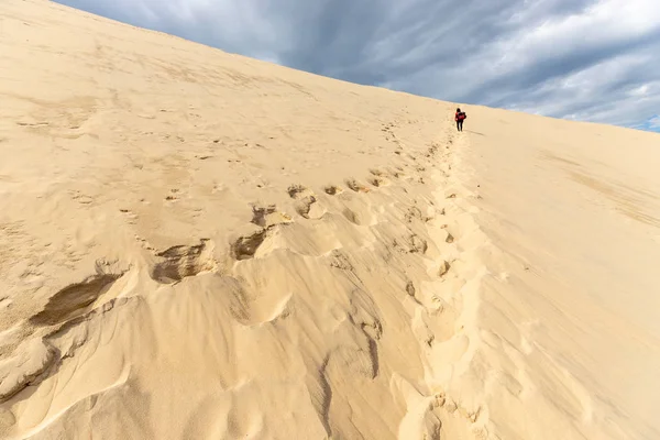 Woman Climbing Huge Pyla Sand Dune Arcachon Bay Aquitaine France — Stock Photo, Image