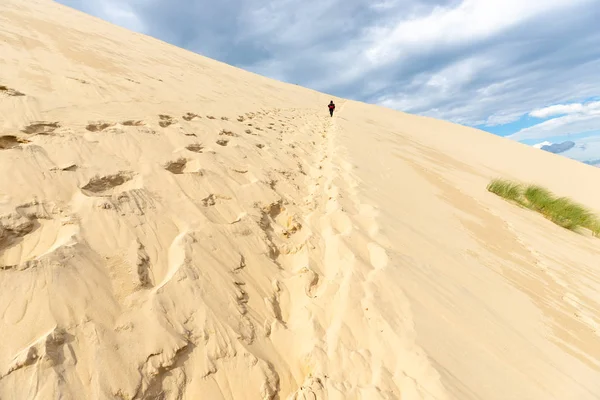 Woman Climbing Pyla Dune Arcachon Bay Aquitaine France — Stock Photo, Image