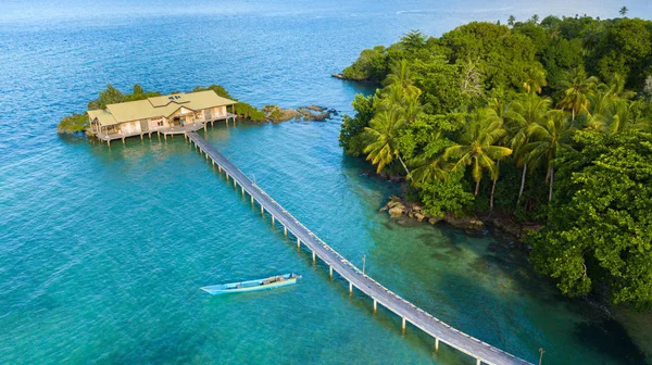 空中リゾートと野生の熱帯林と海岸線を一望する八田島 インドネシアのマルク州 — ストック写真