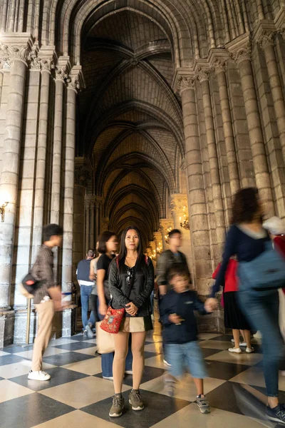 Tourist in Notre dame de Paris — Stock Photo, Image